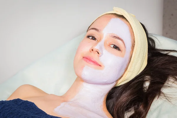 Mujer tiene tratamiento mascarilla facial —  Fotos de Stock