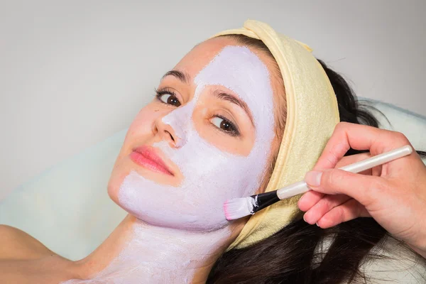 Mujer tiene tratamiento mascarilla facial —  Fotos de Stock