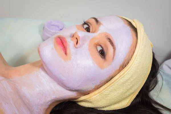 Woman has facial mask treatment — Stock Photo, Image