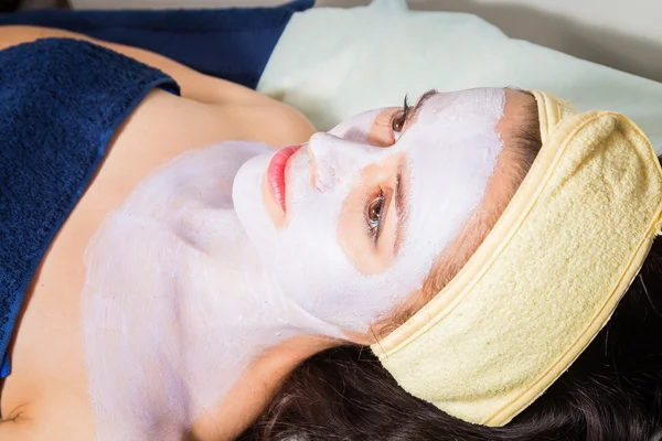 Vrouw heeft gezichtsmasker behandeling — Stockfoto