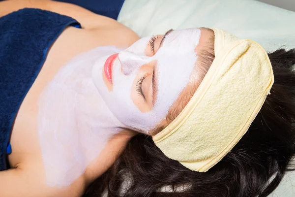 Mujer tiene tratamiento mascarilla facial —  Fotos de Stock