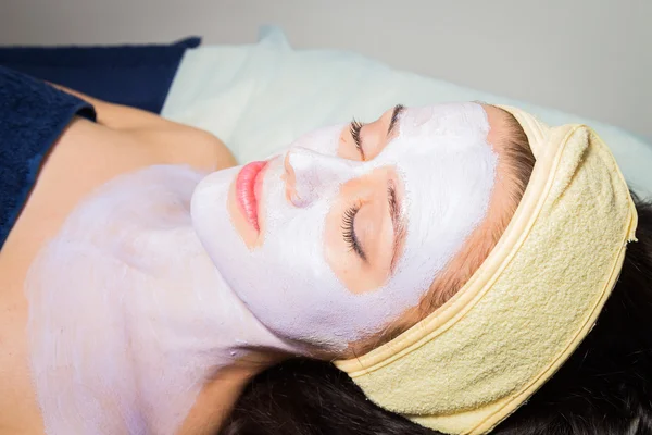 Woman has facial mask treatment — Stock Photo, Image