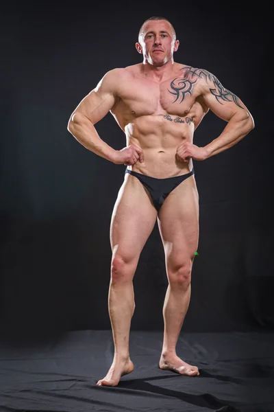 Bodybuilder posing — Stock Photo, Image