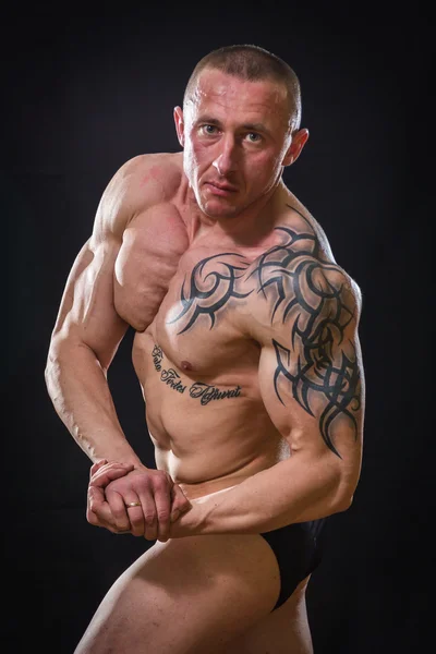 Bodybuilder posing — Stock Photo, Image