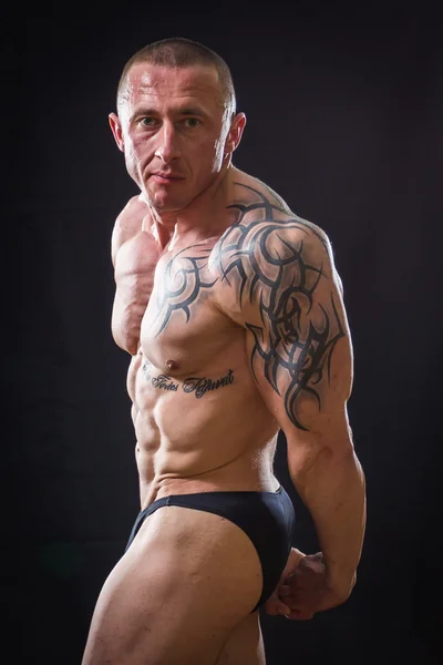 Bodybuilder posant — Photo