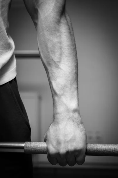 Hand met barbell — Stockfoto