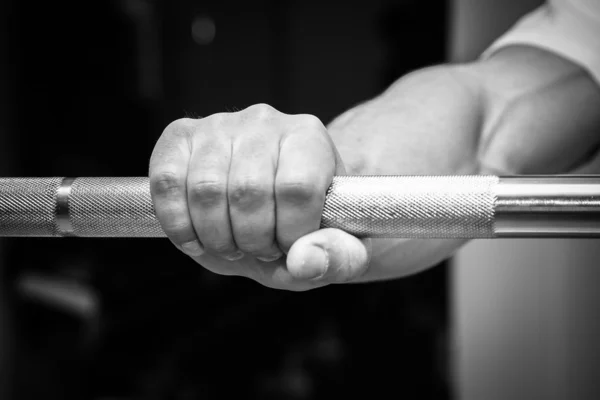 Hand met barbell — Stockfoto