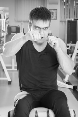 Spor salonundaki adam.