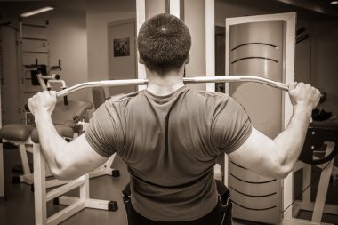 Spor salonundaki adam.
