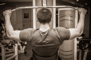 Spor salonundaki adam.