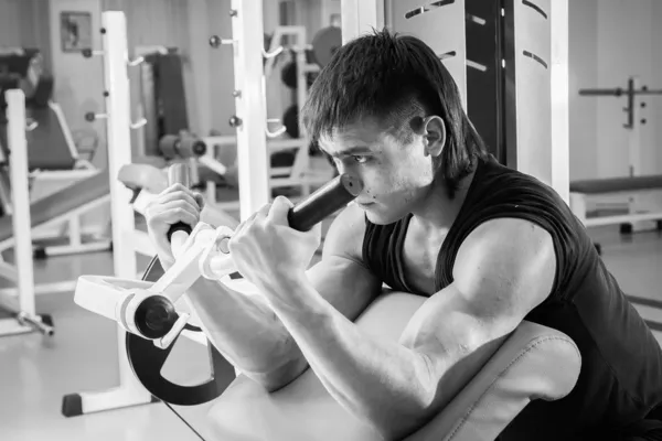 Man in the gym — Stock Photo, Image