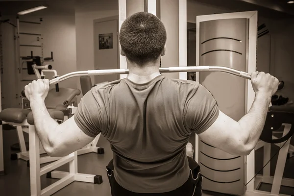 Man in de sportschool — Stockfoto