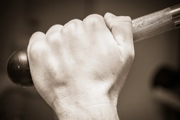 Hand met barbell — Stockfoto