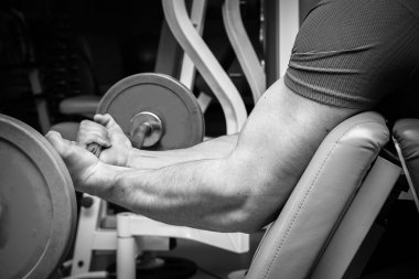 Spor salonundaki adam.