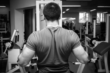 Spor salonundaki adam.