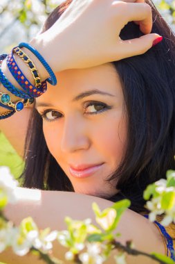 Bahar arka planda kadın