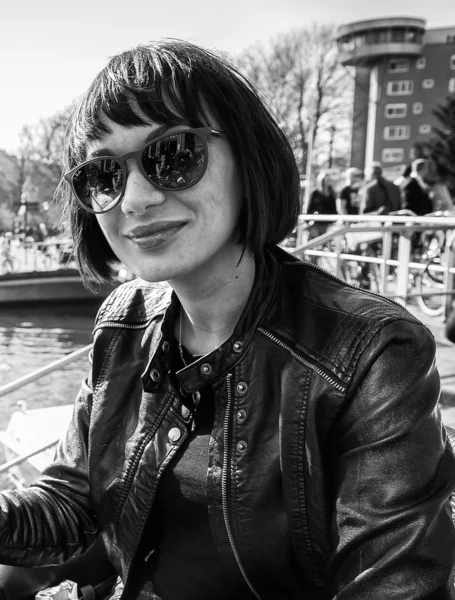 Mujer feliz en la ciudad — Foto de Stock