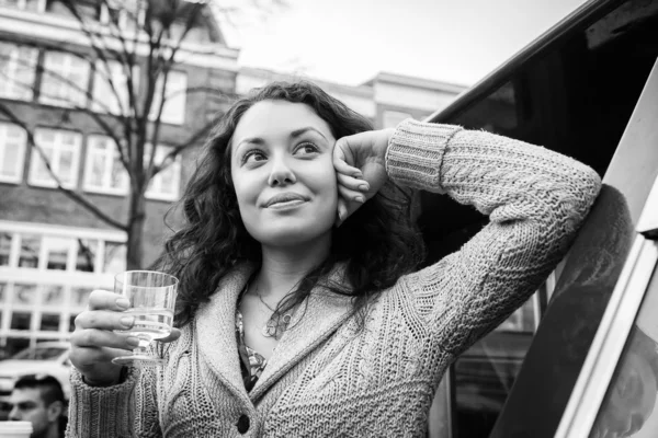 Mujer feliz en la ciudad — Foto de Stock