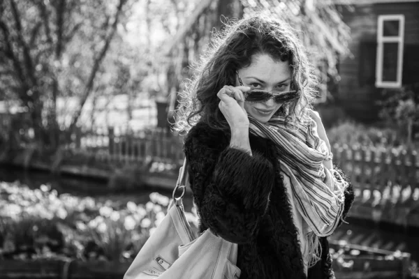 Happy woman in city — Stock Photo, Image