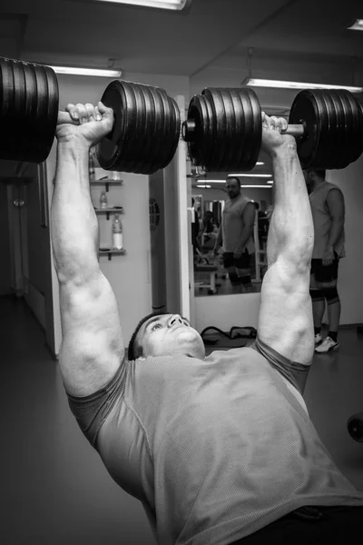 Homme d'entraînement avec haltère — Photo