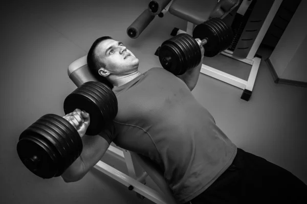 Adam dumbbell ile eğitim — Stok fotoğraf