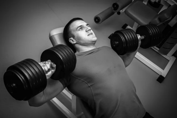 Adam dumbbell ile eğitim — Stok fotoğraf