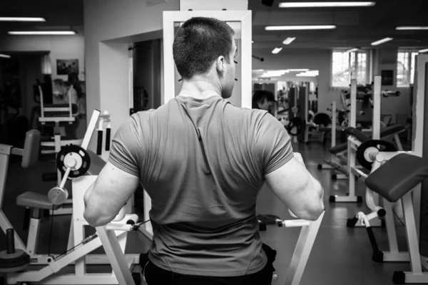 Uomo in palestra — Foto Stock