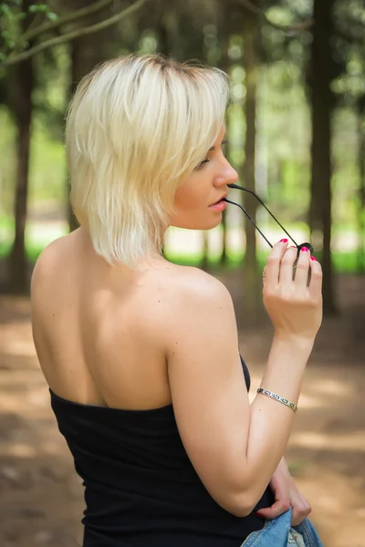 Vrouw in het bos — Stockfoto