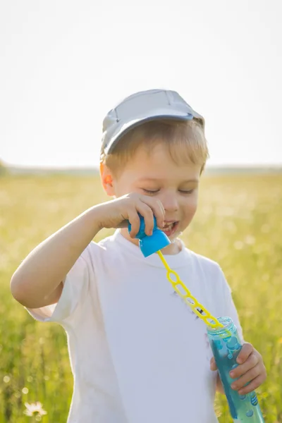 Boy playing in the field — Stock Photo, Image