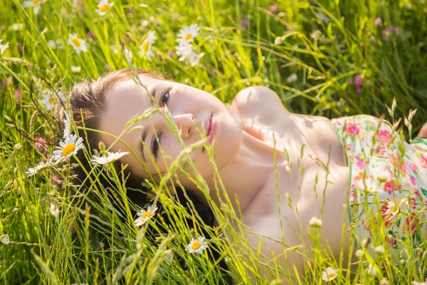 Красивая женщина на траве — стоковое фото
