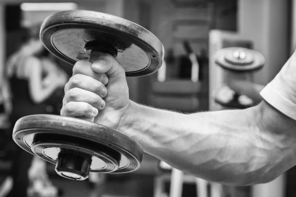 Homme d'entraînement avec haltère — Photo