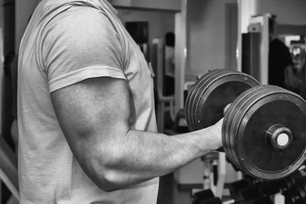 Entrenamiento de hombre con mancuerna — Foto de Stock