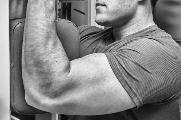 Hombre en el gimnasio — Foto de Stock