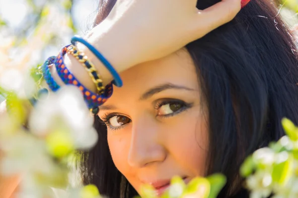 Mujer sobre fondo de primavera — Foto de Stock