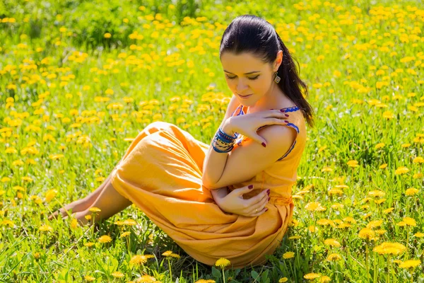 Vrouw op lente achtergrond — Stockfoto