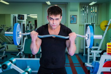 adam atletik barbell ile eğitim