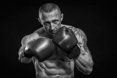 adam dövme boks ile