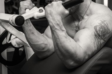 Spor salonundaki adam.