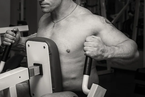 체육관에서 문신에 남자 — 스톡 사진