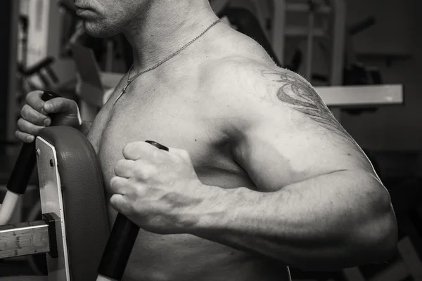 Człowiek w tatuażu w siłowni — Zdjęcie stockowe