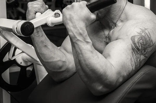 Mann mit Tätowierung im Fitnessstudio — Stockfoto