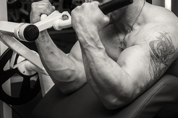 Homme tatoué dans la salle de gym — Photo