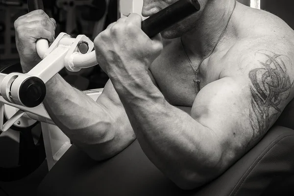 Mann mit Tätowierung im Fitnessstudio — Stockfoto