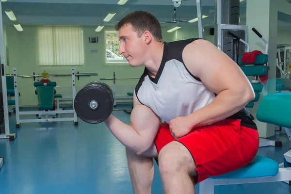 Entrenamiento de hombre con mancuerna —  Fotos de Stock