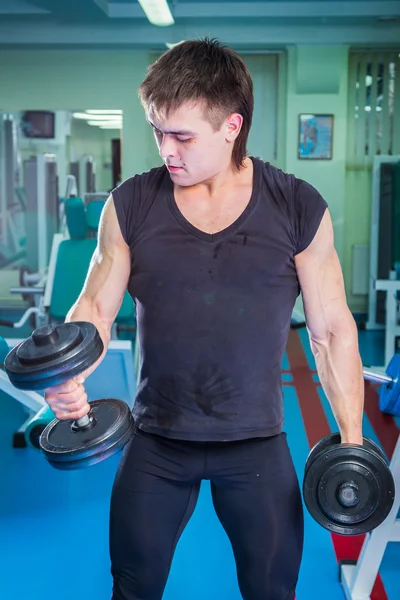 Adam dumbbells ile eğitim — Stok fotoğraf