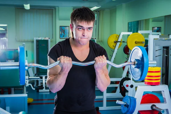 Männertraining mit athletischer Langhantel — Stockfoto