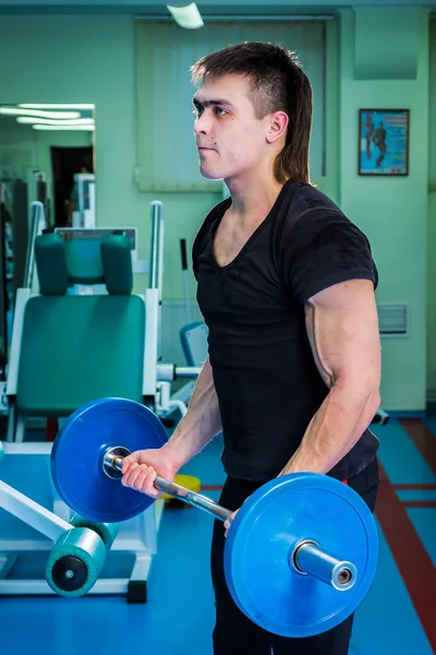 Männertraining mit athletischer Langhantel — Stockfoto