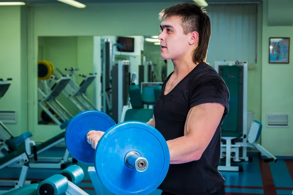 Adam atletik barbell ile eğitim — Stok fotoğraf