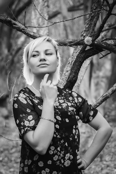 Blond i skogen — Stockfoto