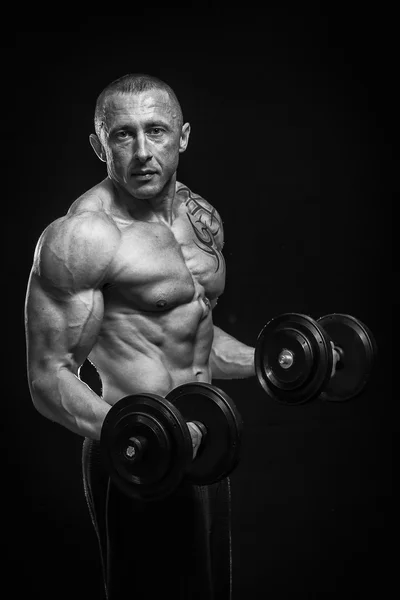 Muscle man met halters — Stockfoto